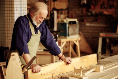 neşeli eski el işleri ustası hazırlanmış ahşap köpek arıyorum