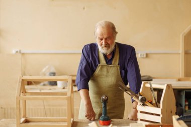 dalgın eski ana dollhouse temel yaptıktan sonra dinleniyor