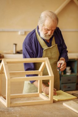 Eski başarılı marangoz Not Defteri'nde sceleton planı yazma