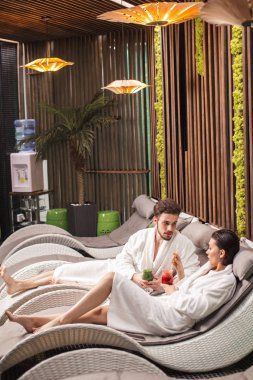 Genç hoş sakallı adam simpathy siyah saçlı kadın olarak gösterilen