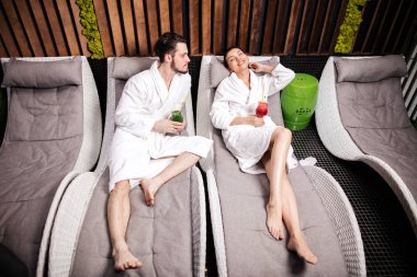 üstten görünüm atış spa roo eğleniyor muhteşem gençlerin