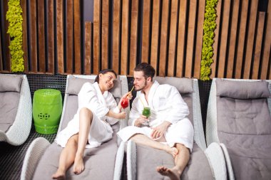 Genç tıraşsız siyah saçlı adam onun kız arkadaşları ferahlık tatma