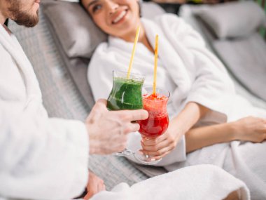 Gözlük suyu tutan tatilciler kırpılmış fotoğrafını ekrana kapatın