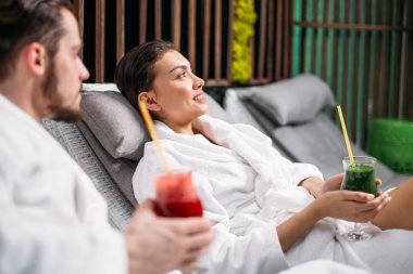 hoş kadın ona baktığını sakallı erkek arkadaşı hayal