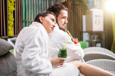 kız tatil, gücenme alarak ciddi tıraşsız adam