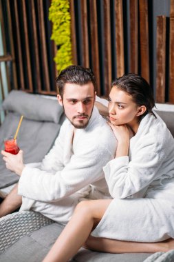 düşünceli genç sakallı adam bir kenara arıyorsunuz