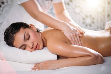 güzel kadın müşteri sürtünme masör elleri