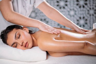 çıplak ince kadın masaj yatakta yatıyordu ve uyku