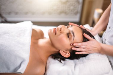 baş masajı kavramı. Tapınak için etkili masaj