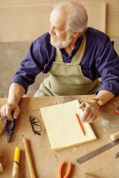 Düşünceli ihtiyar bir kenara seyir rahat kıyafetler içinde