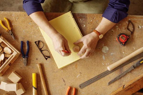 üstten görünüm görüntüsünü örnek proje çizim eller mans. oval çizin