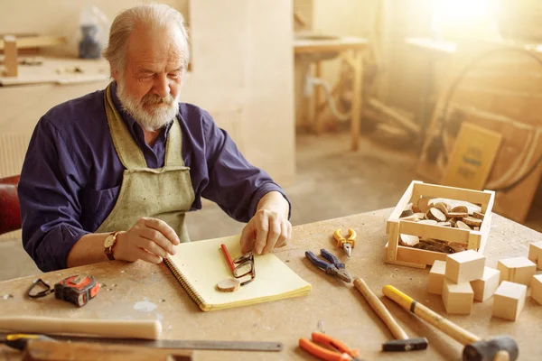 masada otururken çalışmaya Büyükbaba gözlük alacak