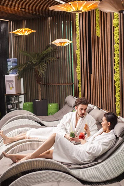 Genç hoş sakallı adam simpathy siyah saçlı kadın olarak gösterilen