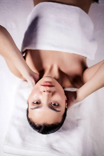 Asiatico attraente ragazza con bianco asciugamano. vista dall'alto foto da vicino — Foto Stock