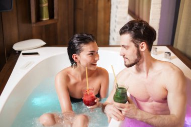 Genç çift whilpool evlilik yıldönümü kutlama