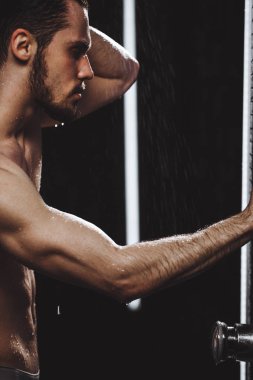 soğuk duş altında sahte olma acımasız yakışıklı adam