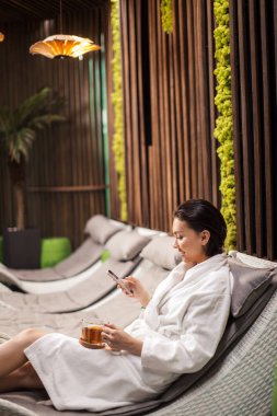 Genç güzel kadın beyaz elbise içinde dikey fotoğraf kapatmak