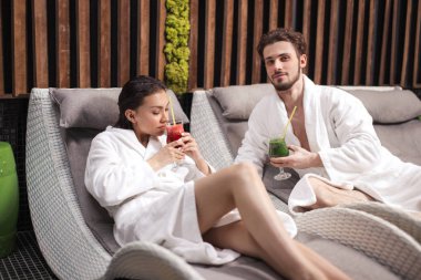 siyah saçlı Genç güzel kadın taze meyve suyu kokulu