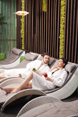 Genç yakışıklı erkek siyah saçlı çekici kadınla flört