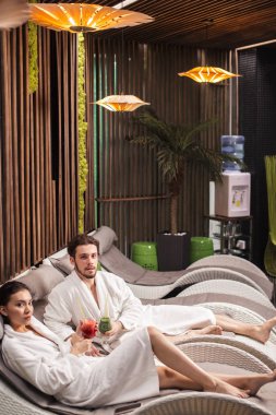 spa salonu kamerada bakarak iki aşık