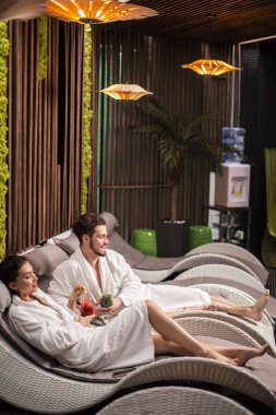 spa Oda iki gülen insan portresi kapatın