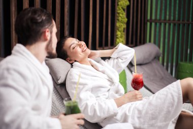 Genç çift tedaviler sonra iyi vakit geçiriyor portresi kapatın