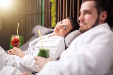 Genç güzel kadın erkek arkadaşı ile sevgi dolu ara arama