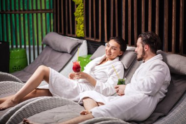 içecekler içme ve stres reliving çekici gençler