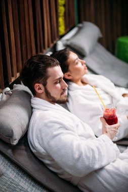 yakışıklı genç uyuklayan, yan görünüm portre kapatın