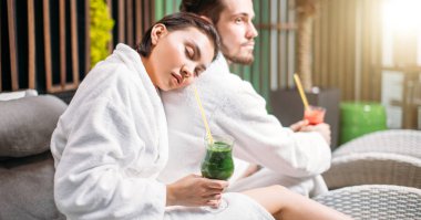 çekici kadın restinh husbandsa omzuna masaj sonra