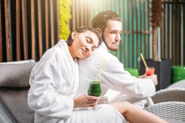 savunmasız genç gülümseyen kadın sevgilisi düşkün