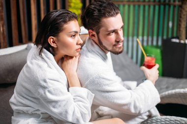 Genç çift wdrinking şen şakrak içki resing ise yan görünüm görüntüsünü kapatmak