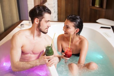 spa dostane toplantıda. Çift güzellik salonu içinde Doğum günü kutluyor