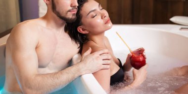 göksel mutluluk. Genç kadın duygu mükemmel mutluluk su