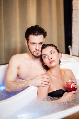 Genç hoş multi ırksal aşık küvet içinde