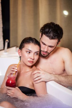 etmelerindedir kavramı. Genç adam ve kadın derin sevgilerimle