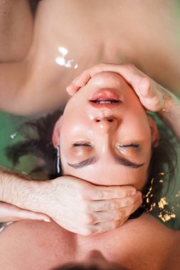 Banyoda ölü yatan genç güzel kadın