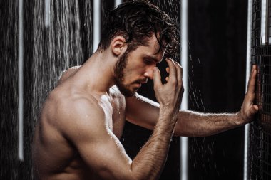 kontrast duş altında çıplak seksi güzel adam. stres silsin.