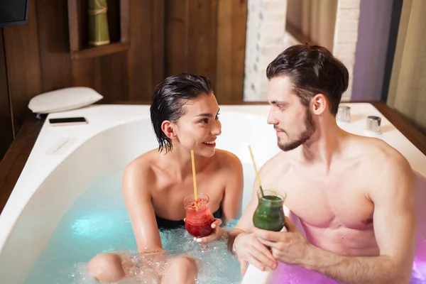 Genç çift whilpool evlilik yıldönümü kutlama