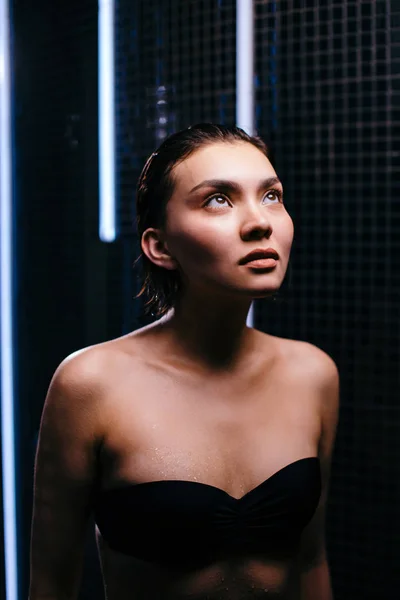 Chica asiática tiene miedo de tomar una ducha en el gabinete de ducha —  Fotos de Stock