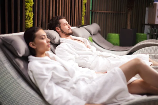 Jovem homem bonito tendo um descanso com sua esposa no centro de spa — Fotografia de Stock