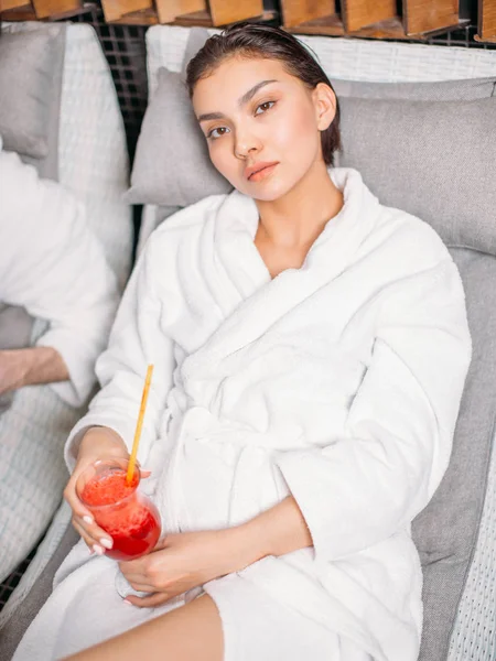 Mulher asiática cansada com bebida refrescante vermelha após tratamentos — Fotografia de Stock