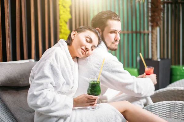 savunmasız genç gülümseyen kadın sevgilisi düşkün