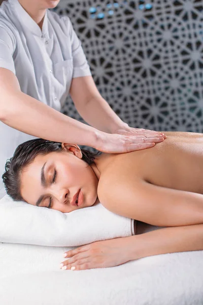 Erkek çıplak hoş kadın kapalı gözlerle için masaj yapıyor — Stok fotoğraf