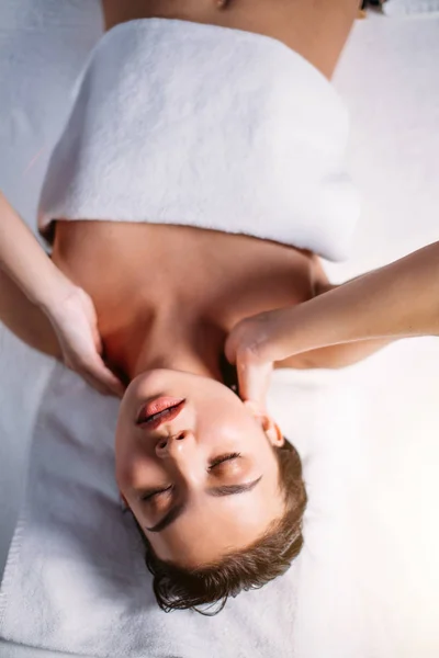 Weekend spensierato. ragazza sta ammirando il suo corpo e la pelle dopo i trattamenti — Foto Stock