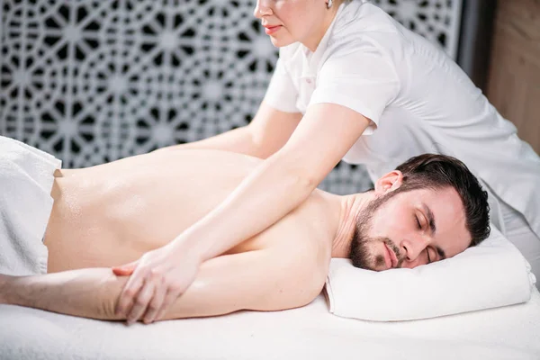 Człowiek berded Youn relaks w centrum masażu — Zdjęcie stockowe