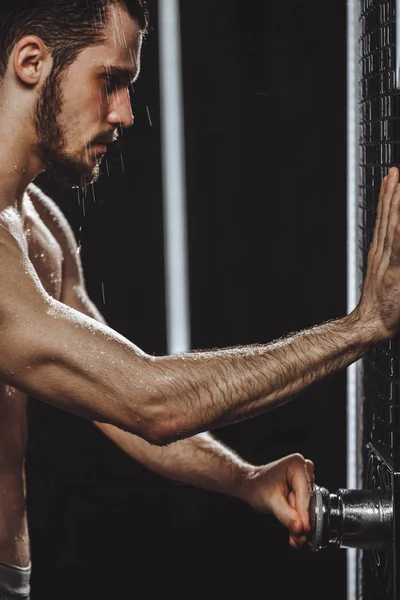 Hombre desnudo se está convirtiendo en la ducha — Foto de Stock