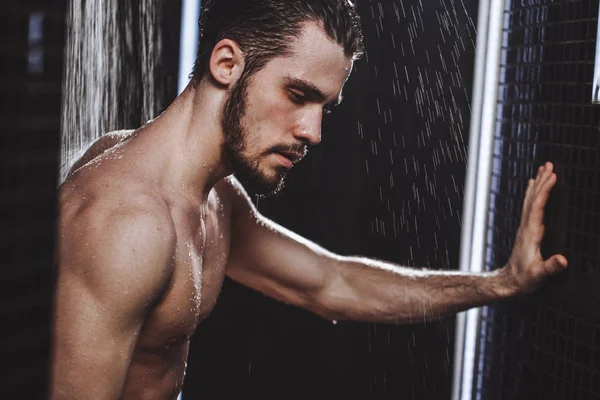 duş dalgın yorgun genç adam