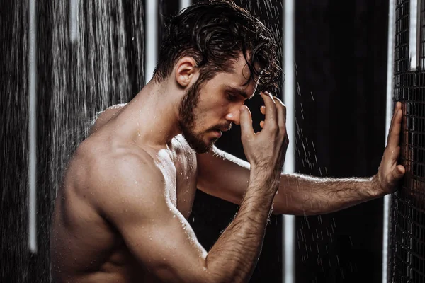 kontrast duş altında çıplak seksi güzel adam. stres silsin.