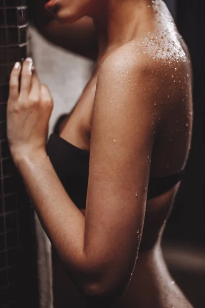 Wet female body leaning on the wall — Stock Photo, Image